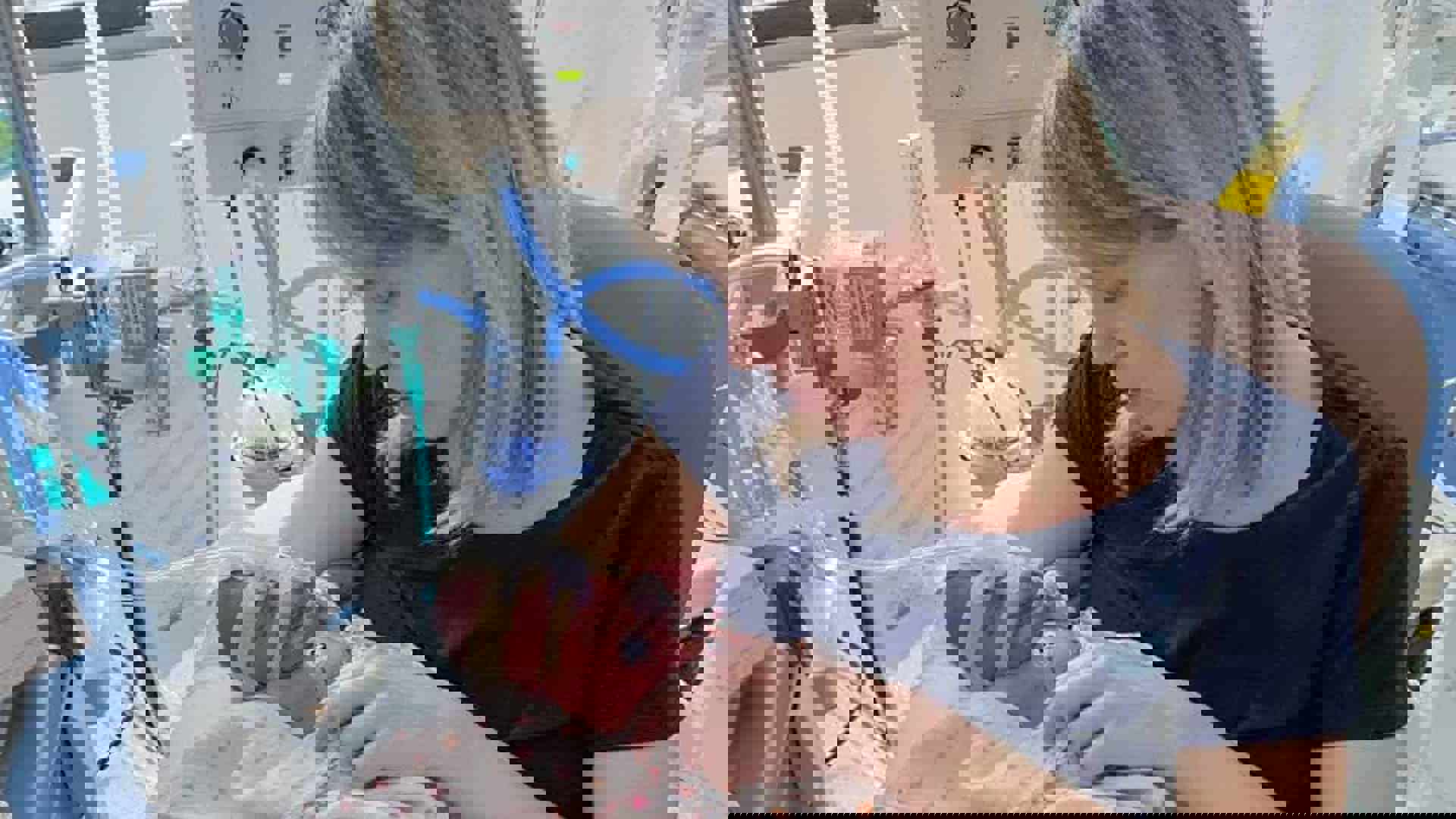 Mama Ruth knuffelt premature baby Liz voor de eerste keer