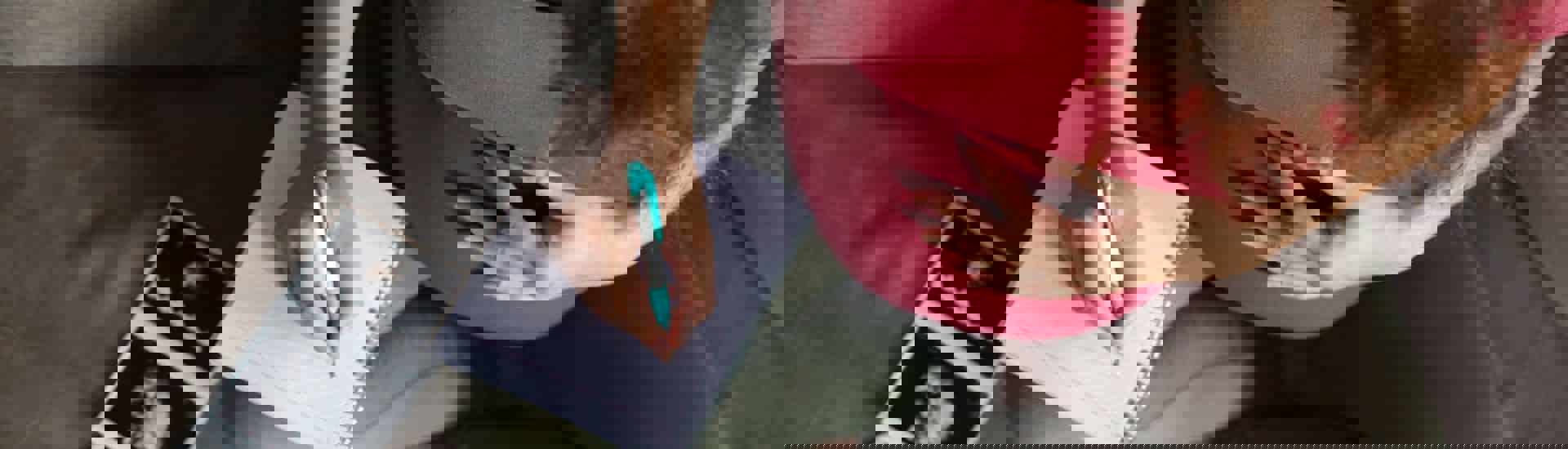 Vrouw in zetel kiest babynaam