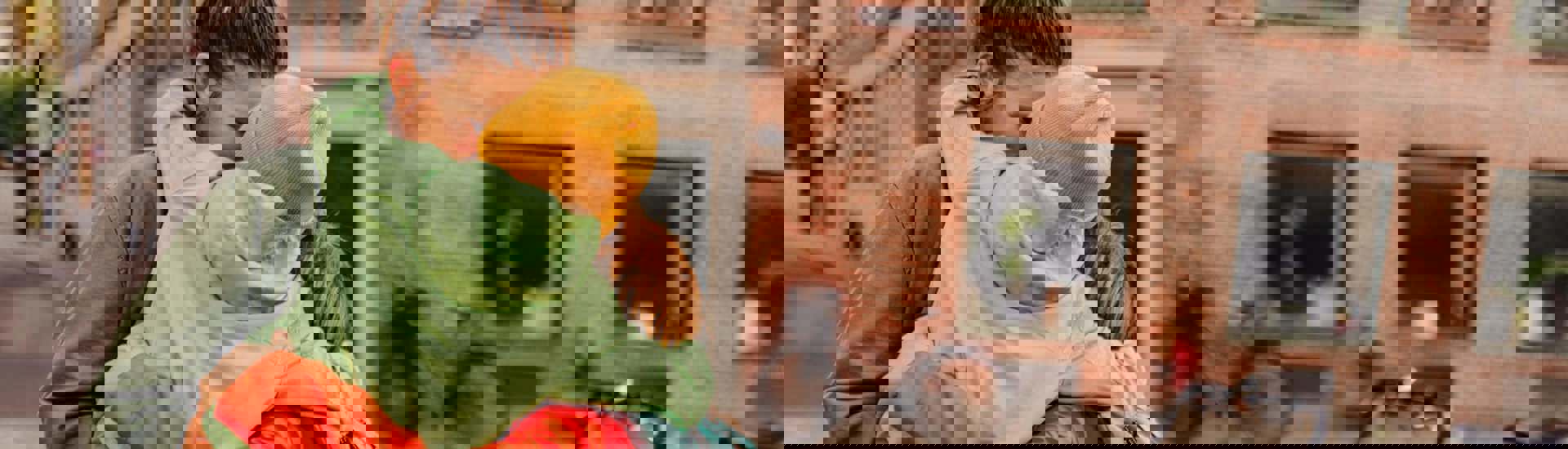 Kinderen knuffelen mama: stoom afblazen na school is nodig