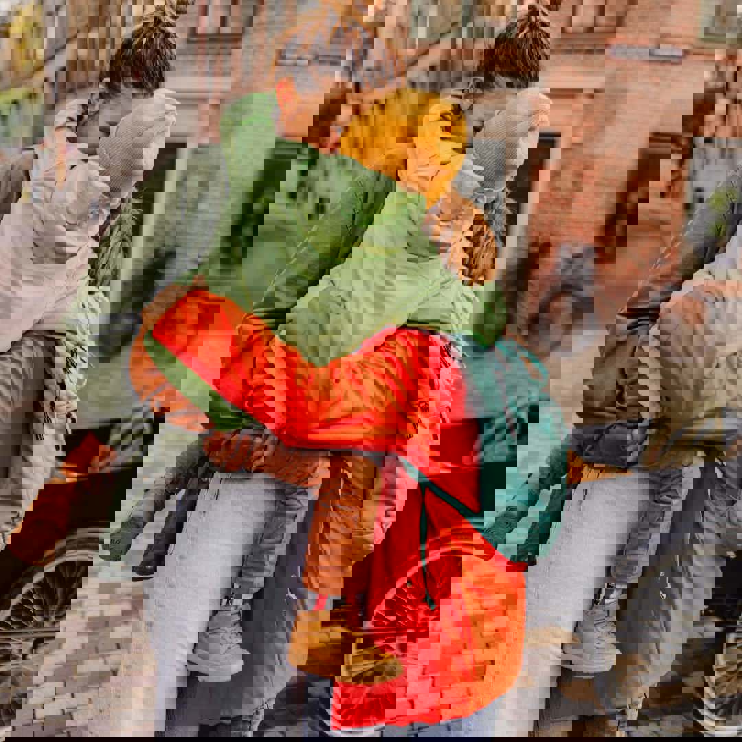 Kinderen knuffelen mama: stoom afblazen na school is nodig