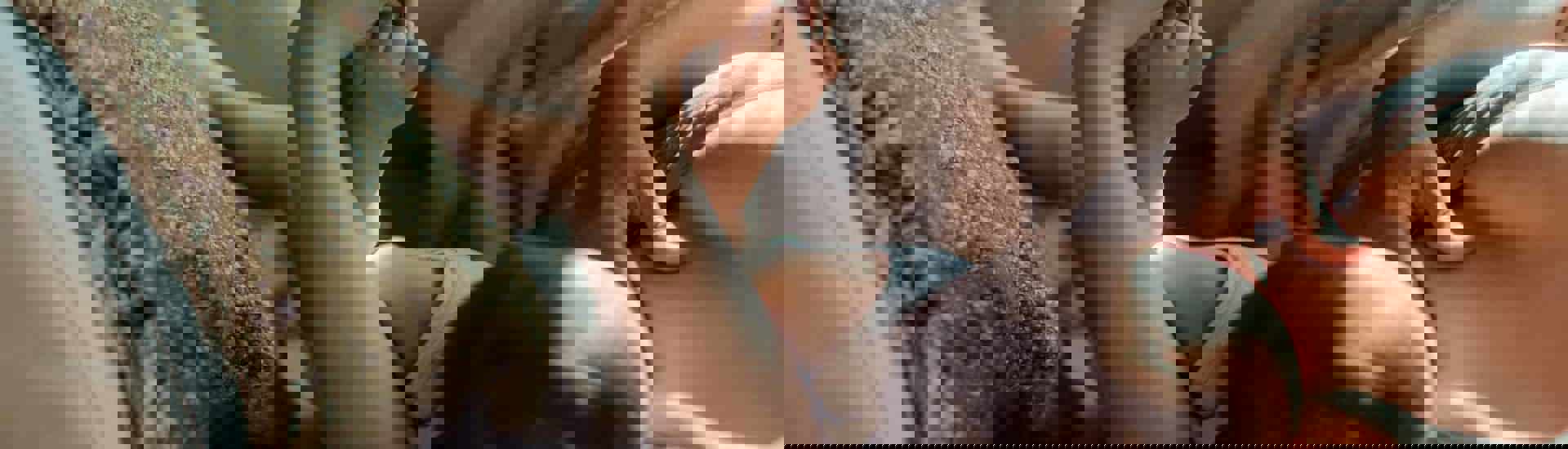 Baby krijgt borstvoeding: zo kan je als partner helpen