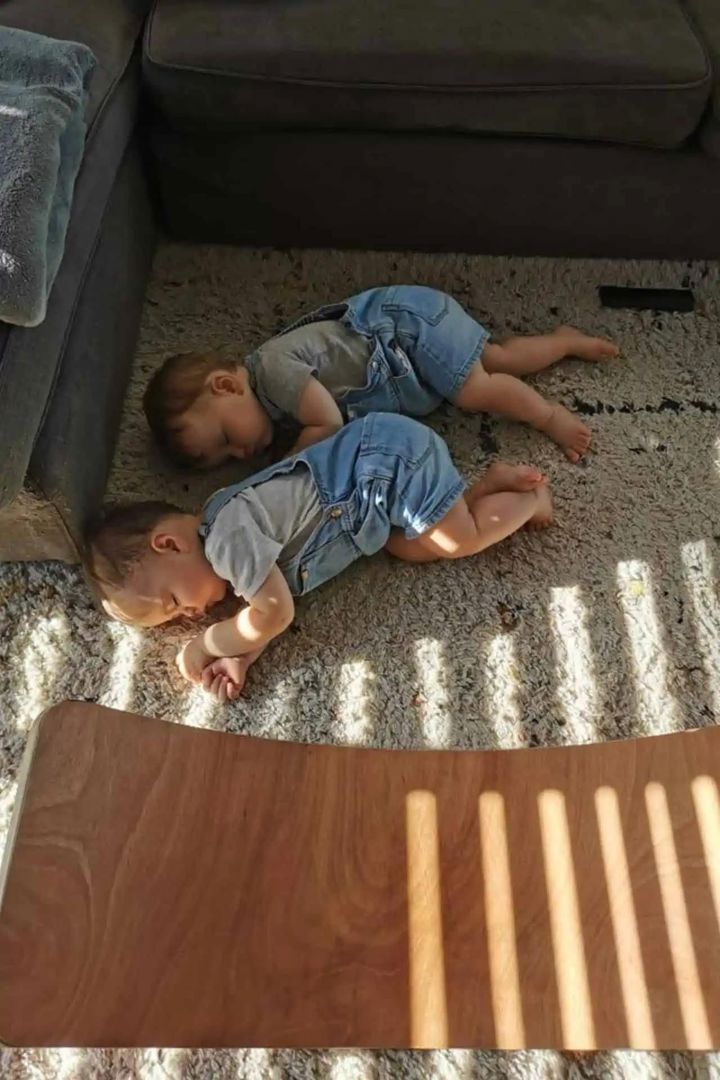 Tweeling slaapt op mat tweelingouders vertellen