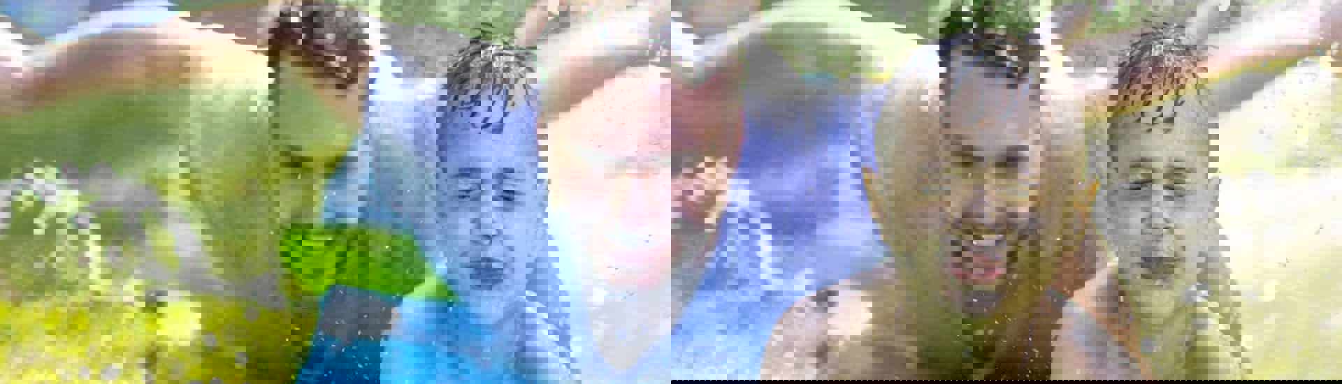 Waterpret: vader en zoon glijden over water