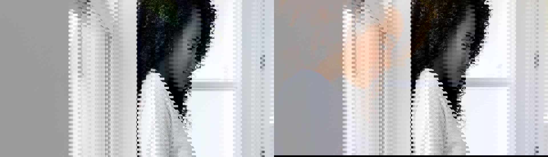 Zwangere vrouw bekijkt echo