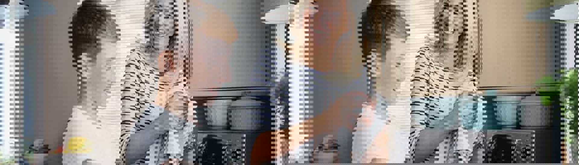 Jongen helpt mama bij afwas: klusjes voor kinderen