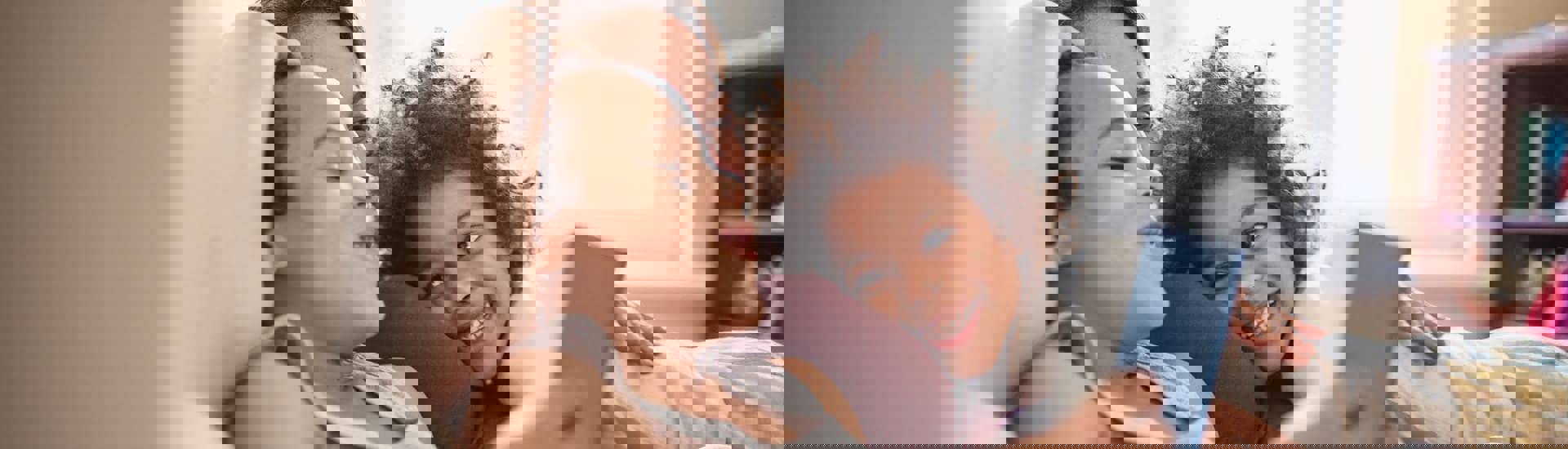 Ouder en kinderen lezen samen