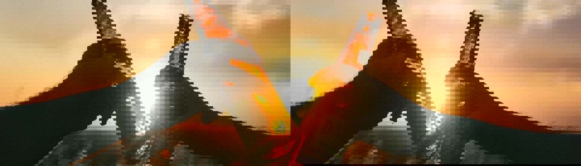 Bierflesjes klinken bij zonsondergang: tips voor tieners en alcohol