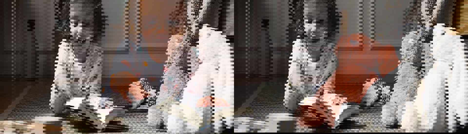 Kind leest kleuterboekje