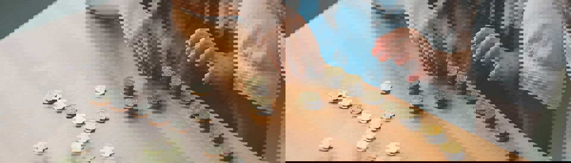 Kind telt muntstukken en leert omgaan met geld