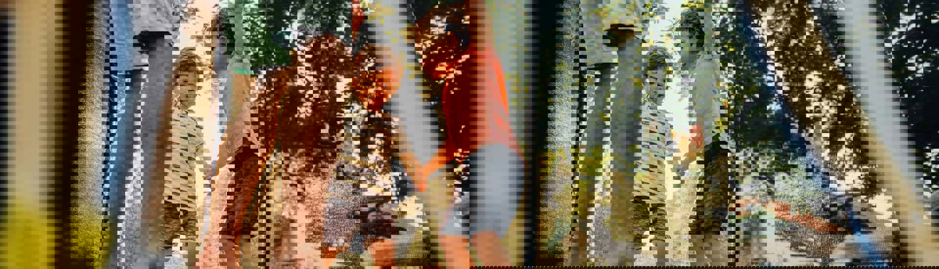 Papa kinderen op trampoline: veerkrachtiger 