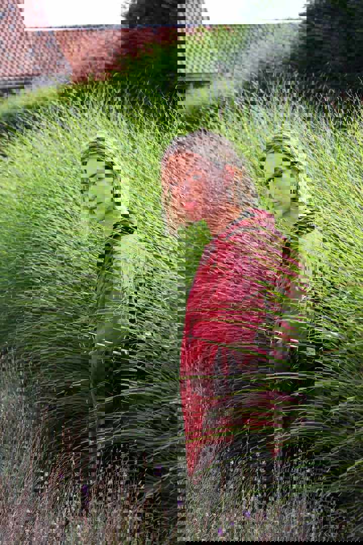 Gloria Monserez buiten in het gras