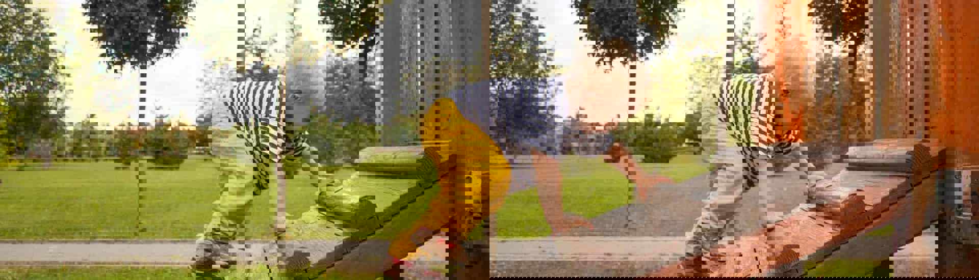 Kind klimt op speeltuin: risicovol spelen is belangrijk