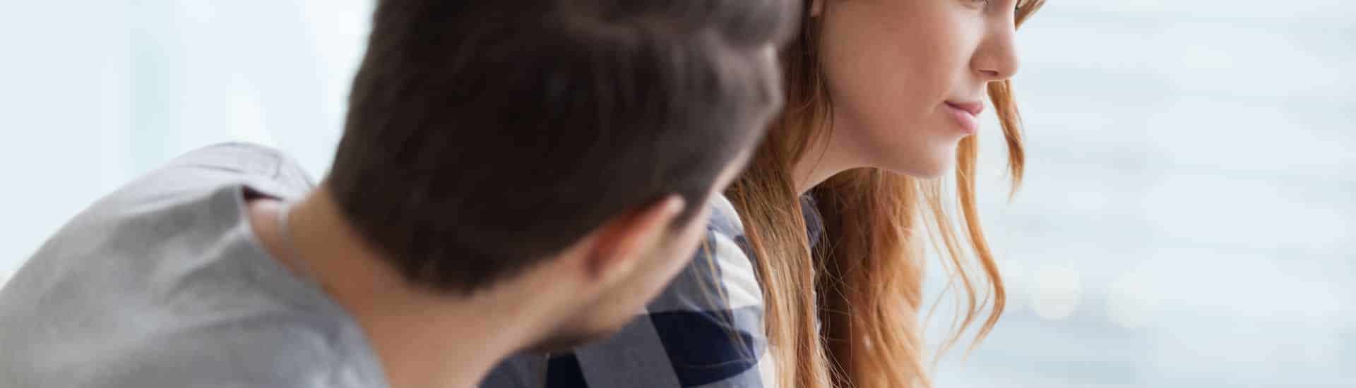 Man en vrouw praten: Touched out: wat is het en hoe ga je ermee om? 