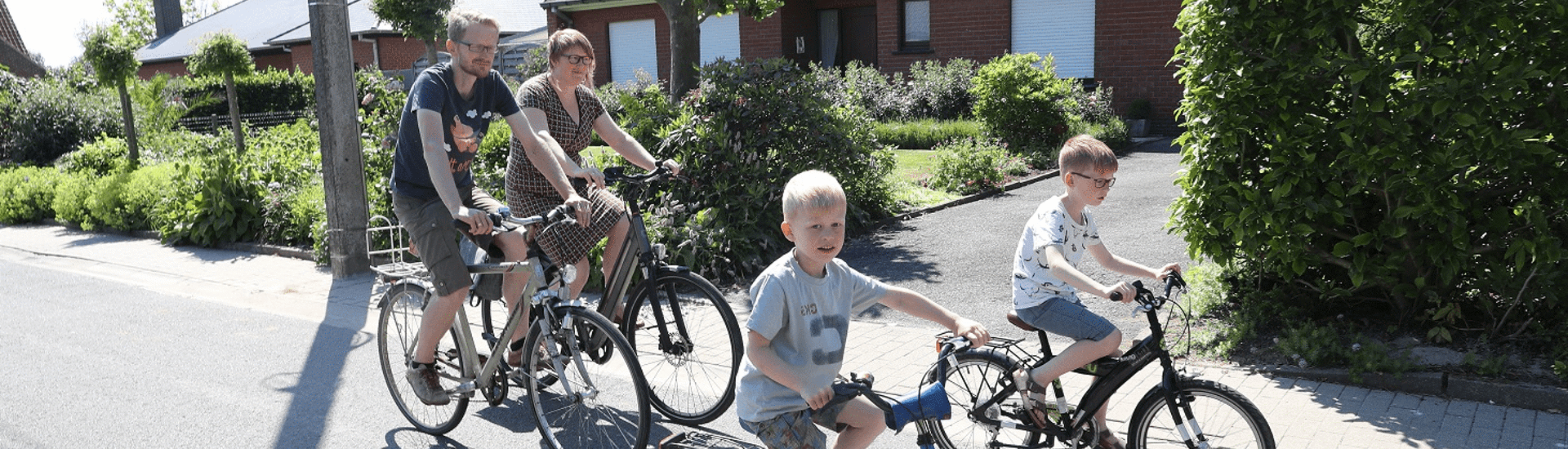 Het gezin van Melanie en Koen samen op de fiets zonder tweede auto