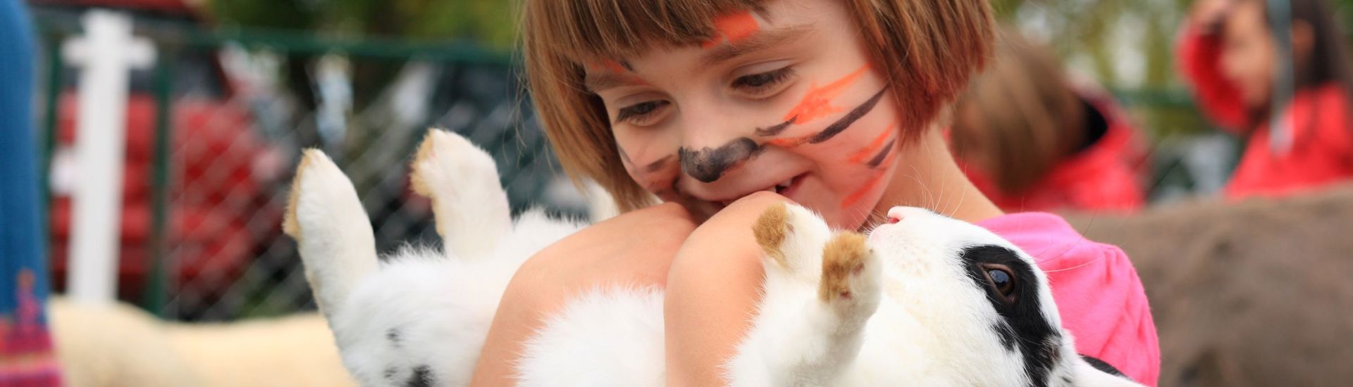 Opvang Zomervakantie Zomerkamp Speelplein Kind Konijn Kinderboerderij