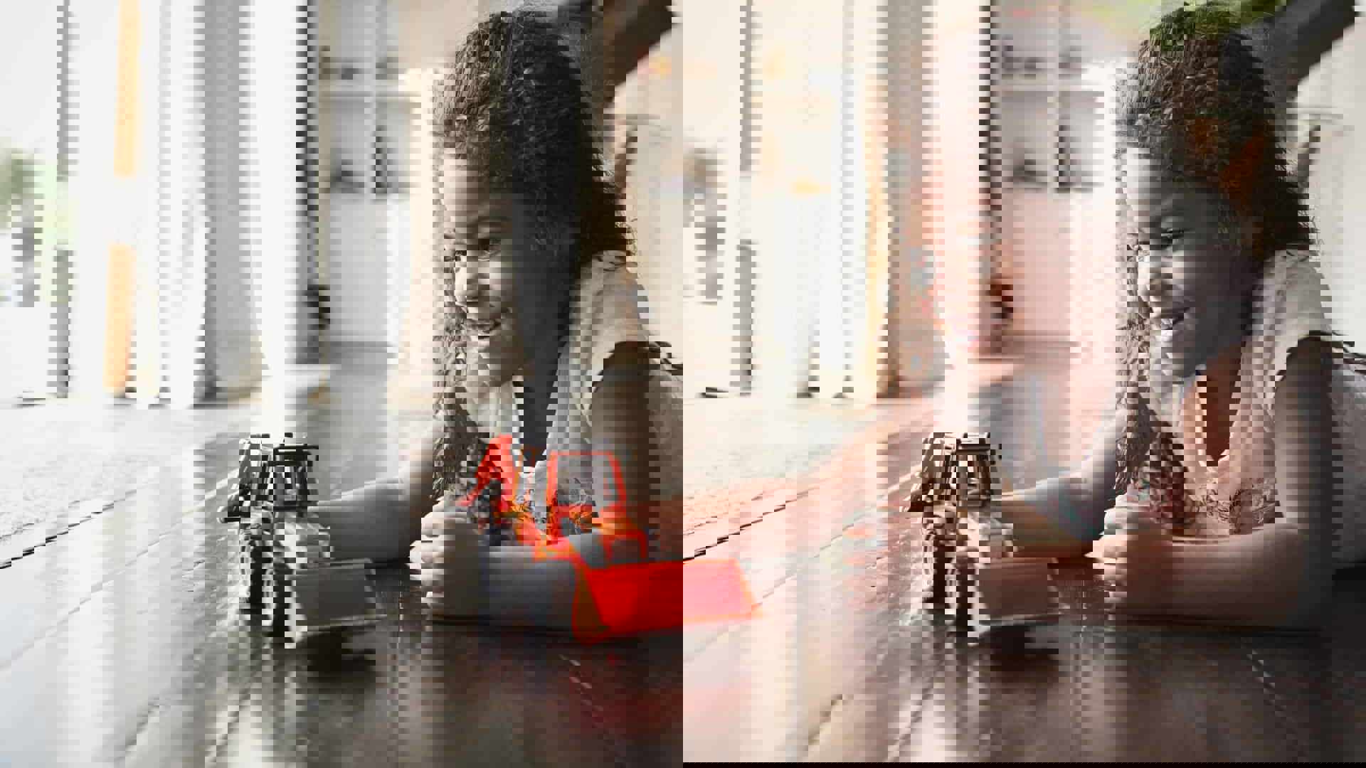 Meisje speelt met auto: genderbewust opvoeden