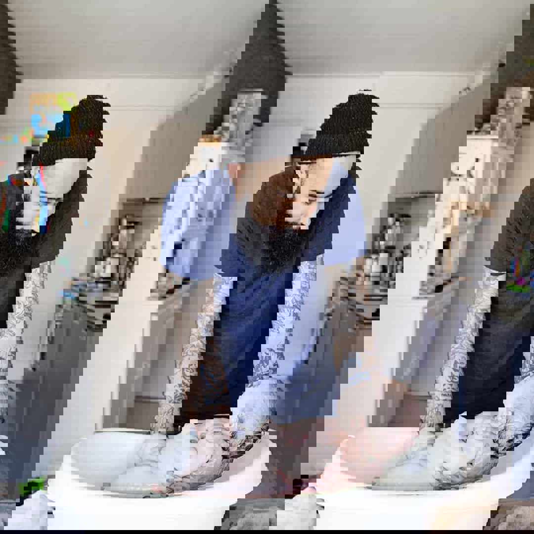 Papa wast baby in kinderbadje tijdens geboorteverlof