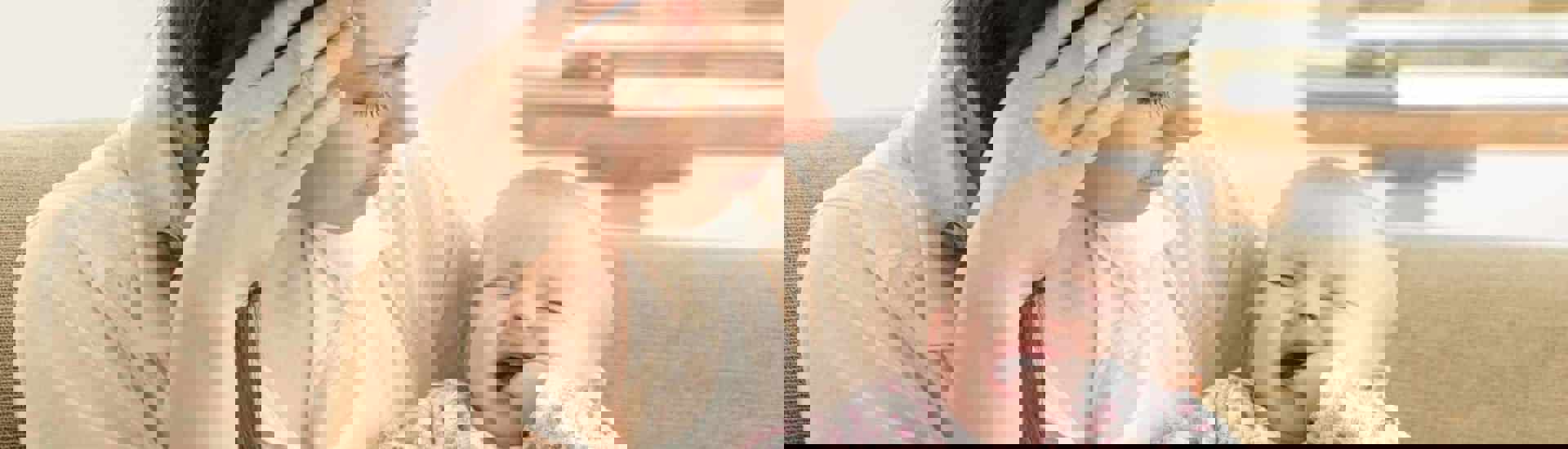 Eerste tandjes: mama met huilende baby