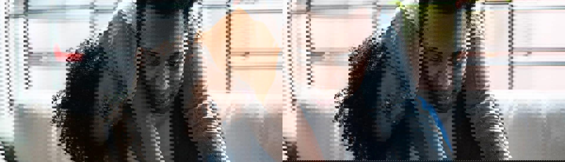 Kind vraagt aandacht van drukke papa