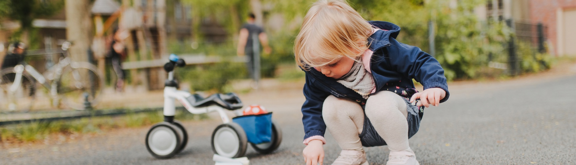 Kind speelt met krijt: kleinkinderen minder zien