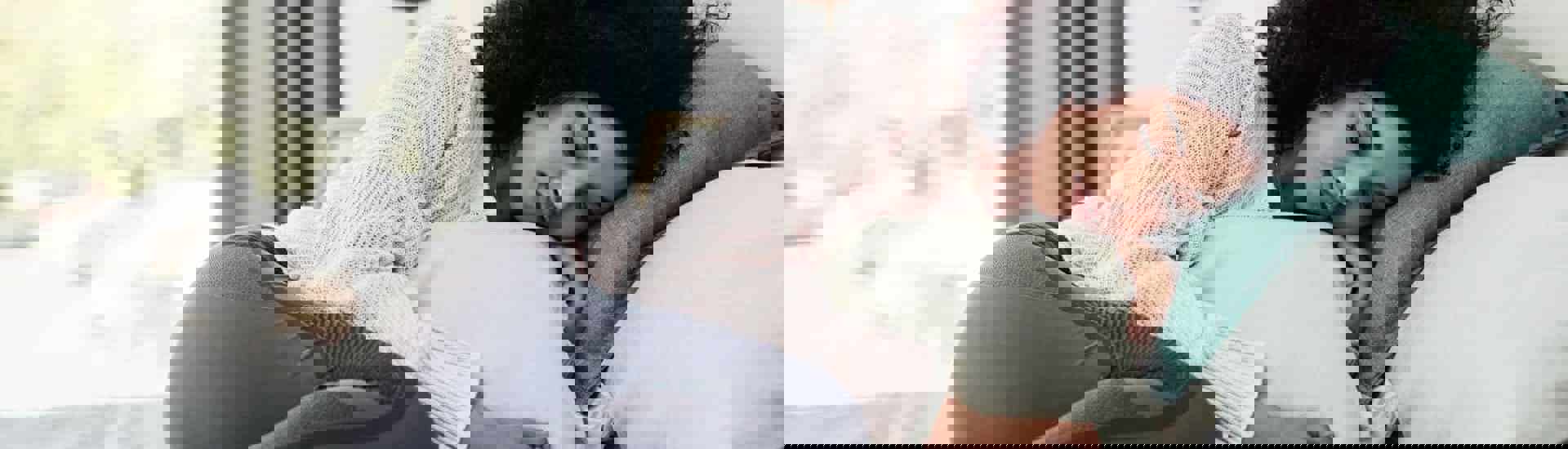 Mama rouwt in bed om zwangerschapsafbreking