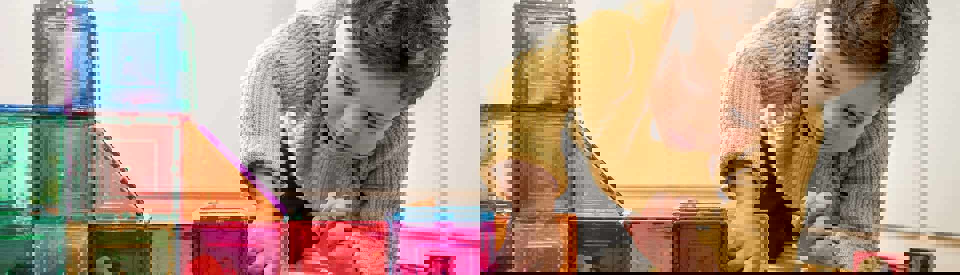 Kind speelt met blokken: geef ruimte om te spelen