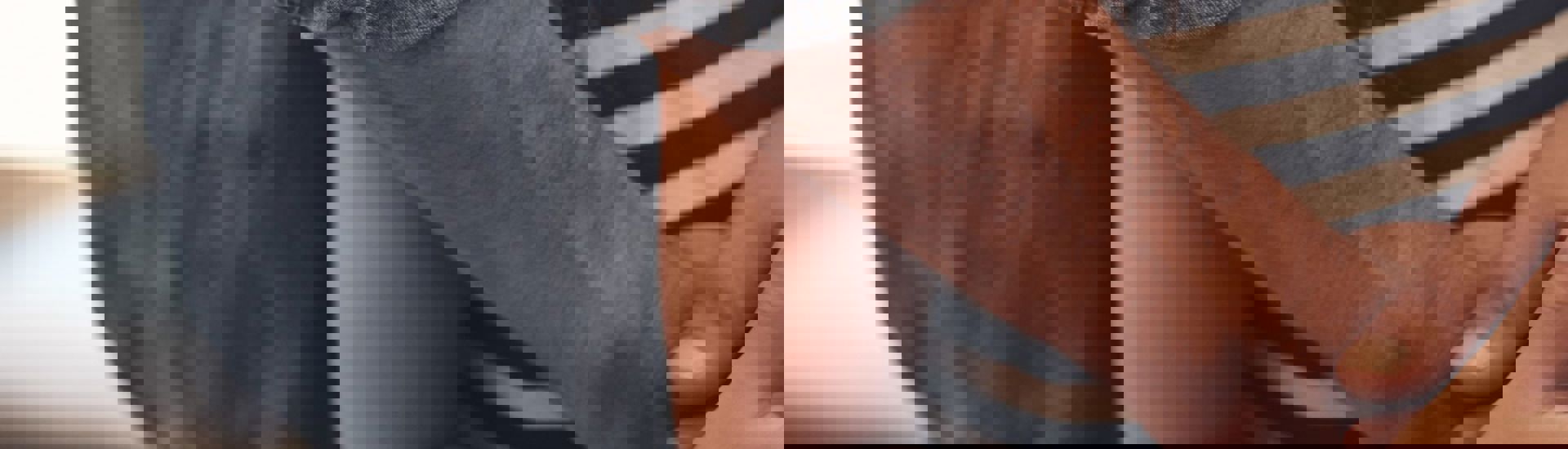 Ouder troost kind bij verlies van een baby