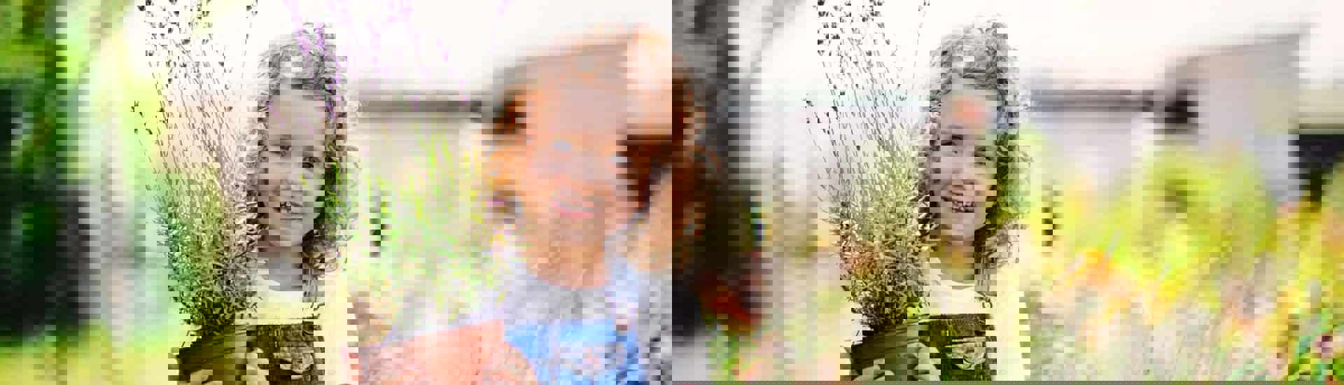 Meisje met plant in de tuin: zo kan je water besparen in de tuin