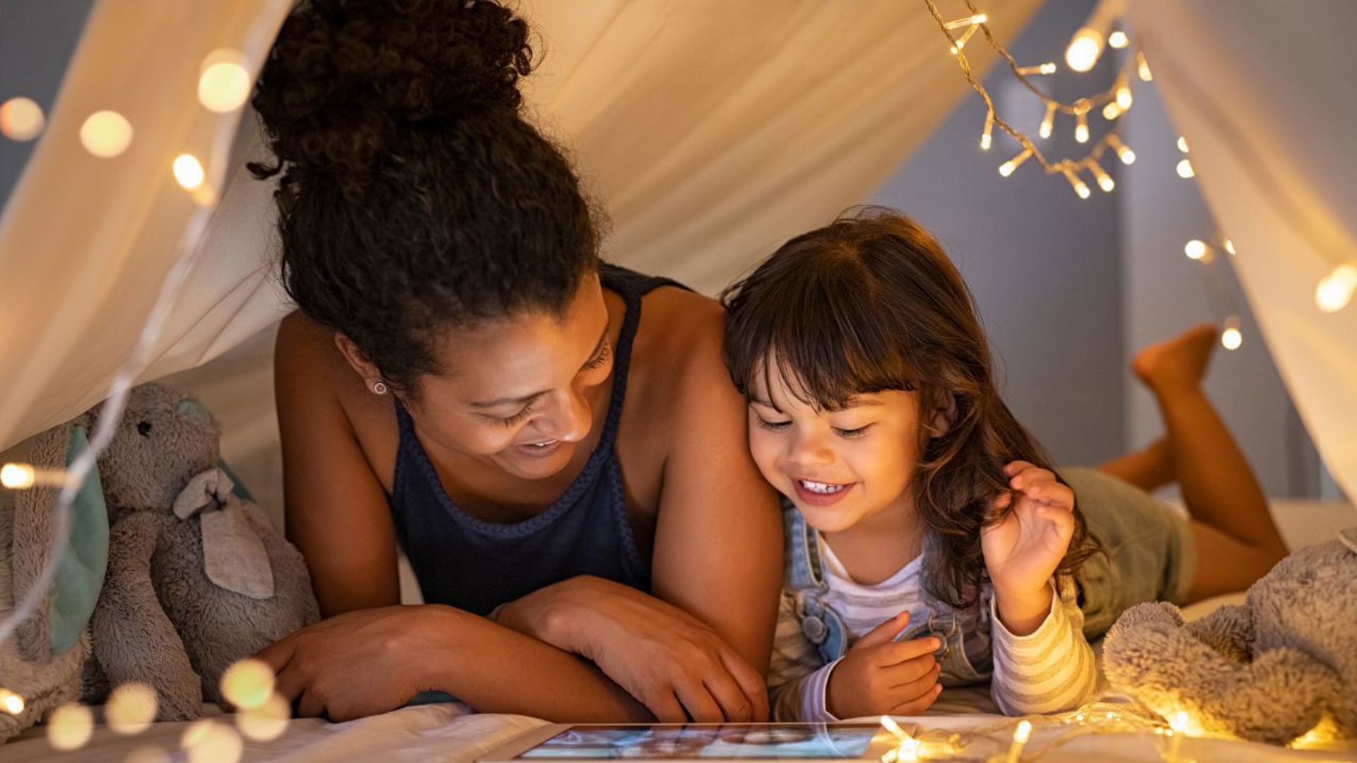 Gezinsbond mama en dochter op tablet in tent