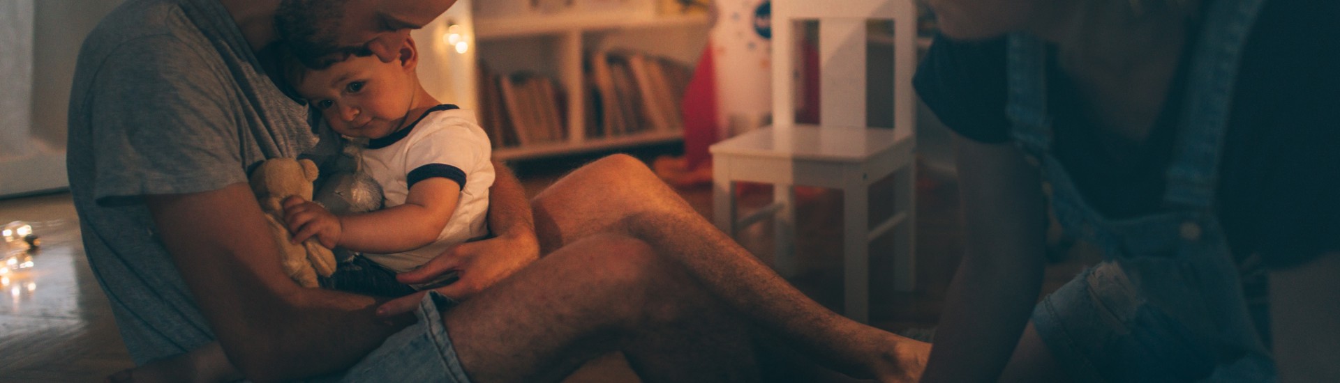 Papa troost bang kind met nachtmerrie - kleine kinderen, grote angsten