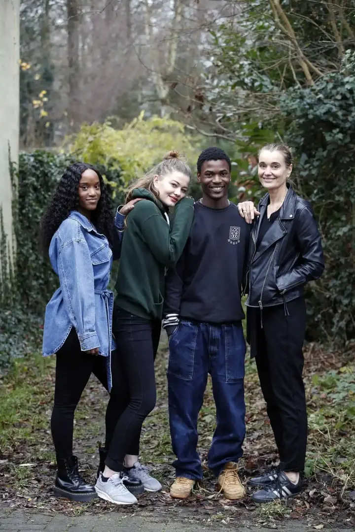 Gezin Liesbet praten over relaties