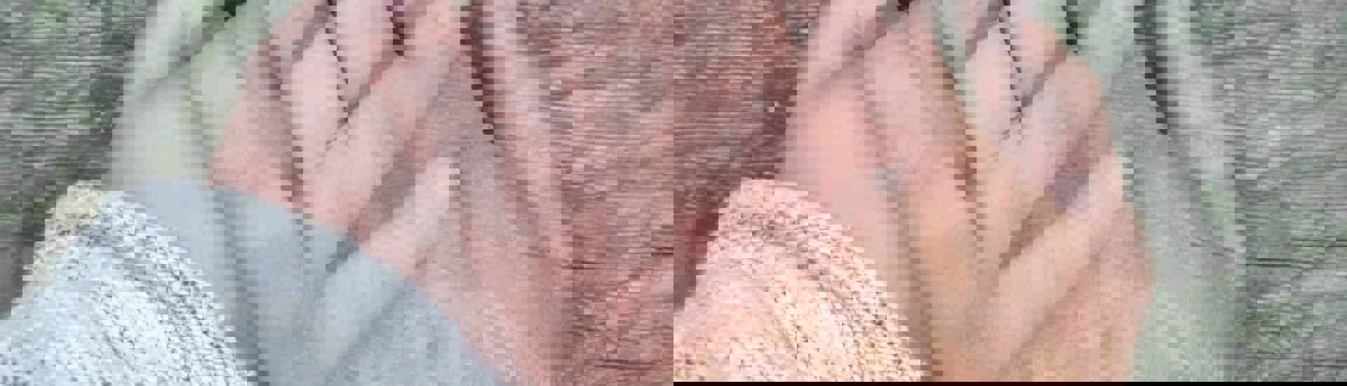 Handen van grootouder en kleinkind op elkaar: over sterrenkindjes