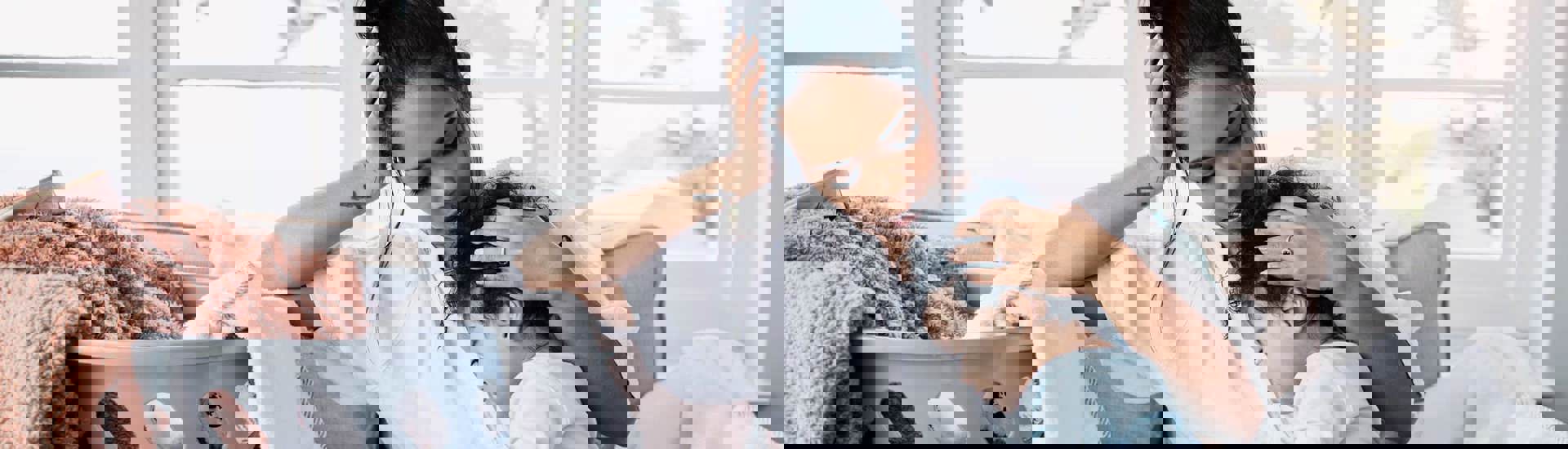 Mama met kind en vuile was in de zetel: maak komaf met stress in je gezin