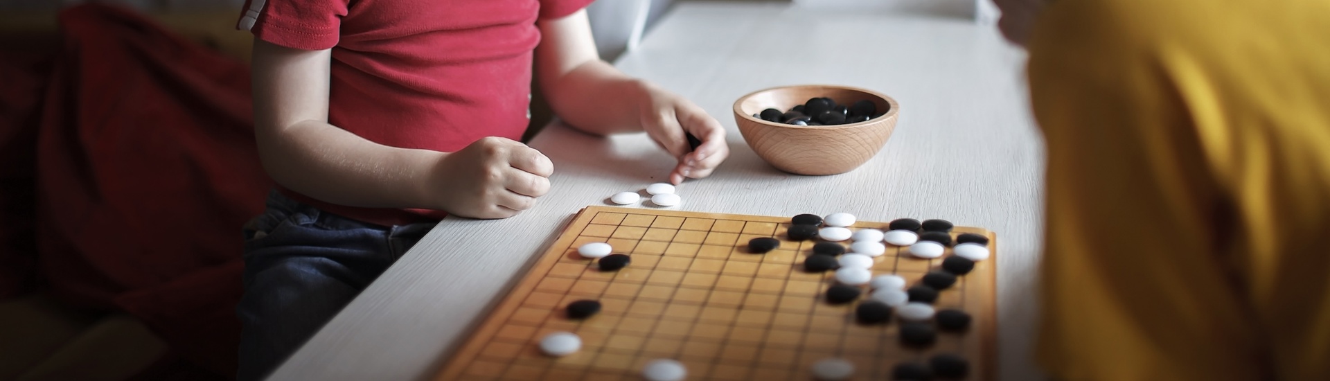 Jongen en meisje spelen gezelschapsspelletje: kind kan niet tegen verlies