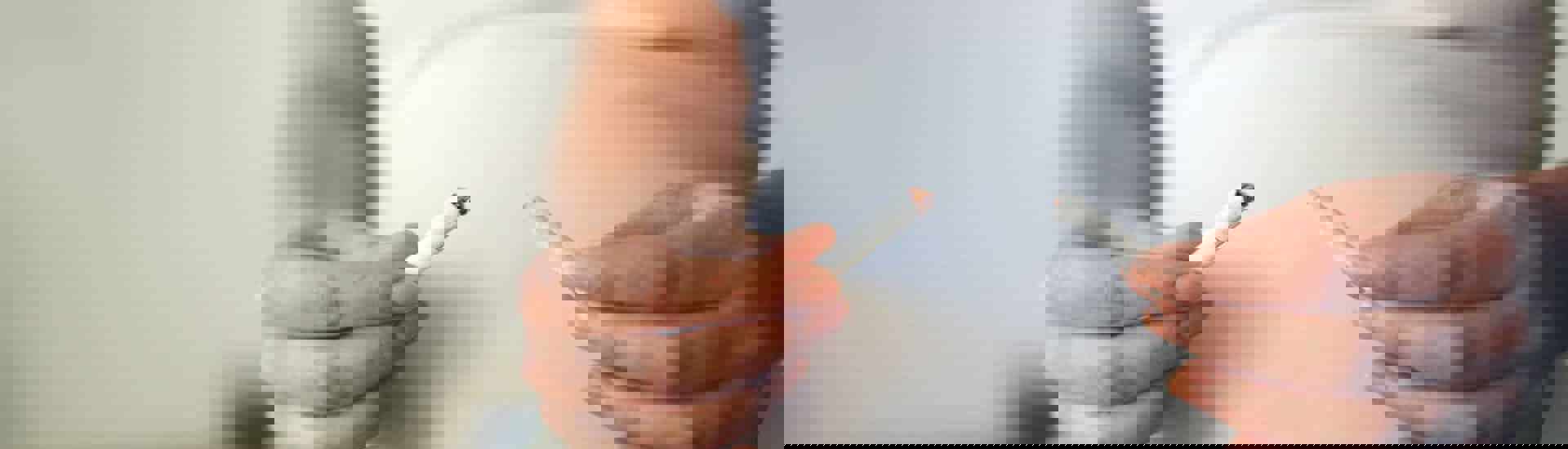 Zwangere vrouw breekt sigaret: niet roken als je zwanger bent