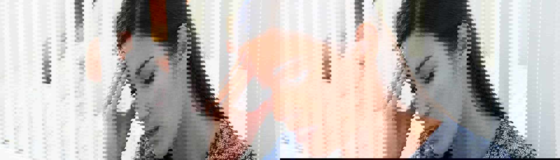 Jonge mama heeft babyblues: de roze wolk is donkergrijs