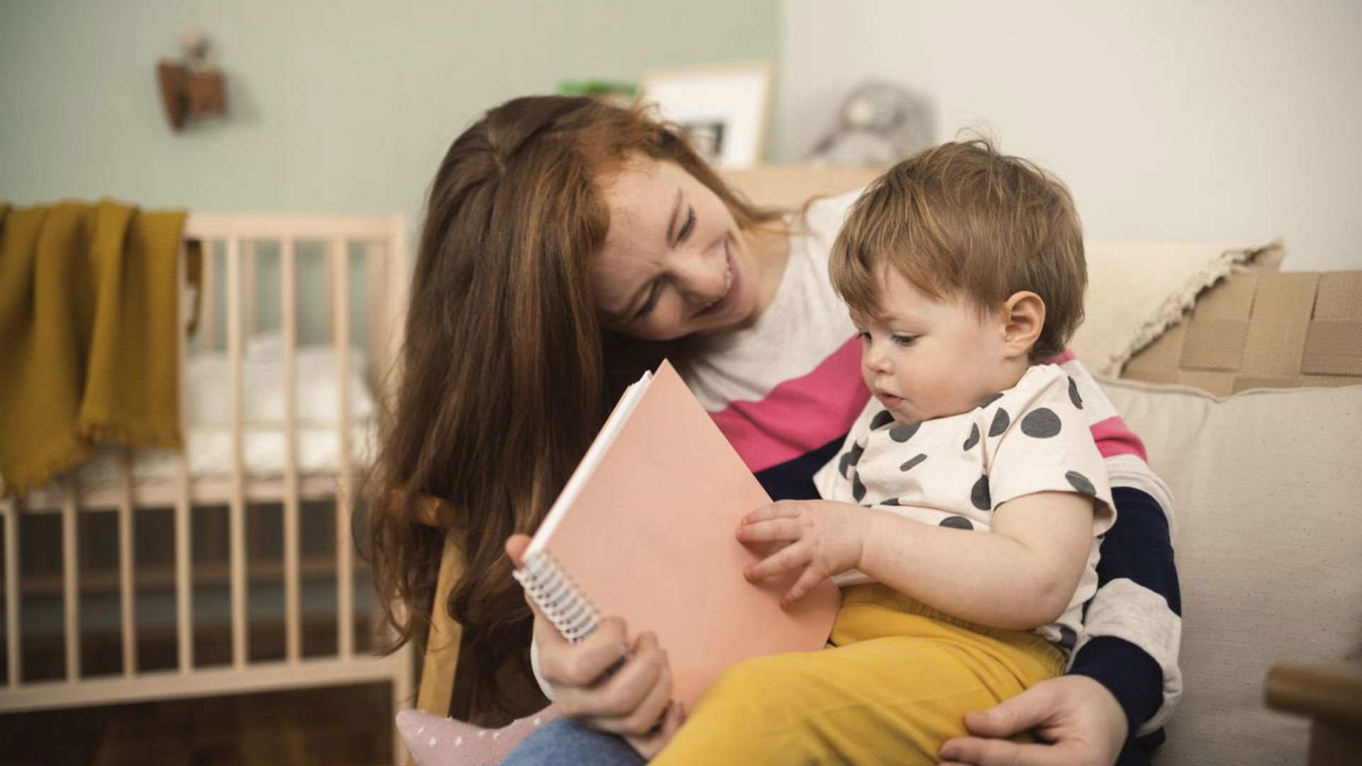 Gezinsbond moeder leest boek met kind