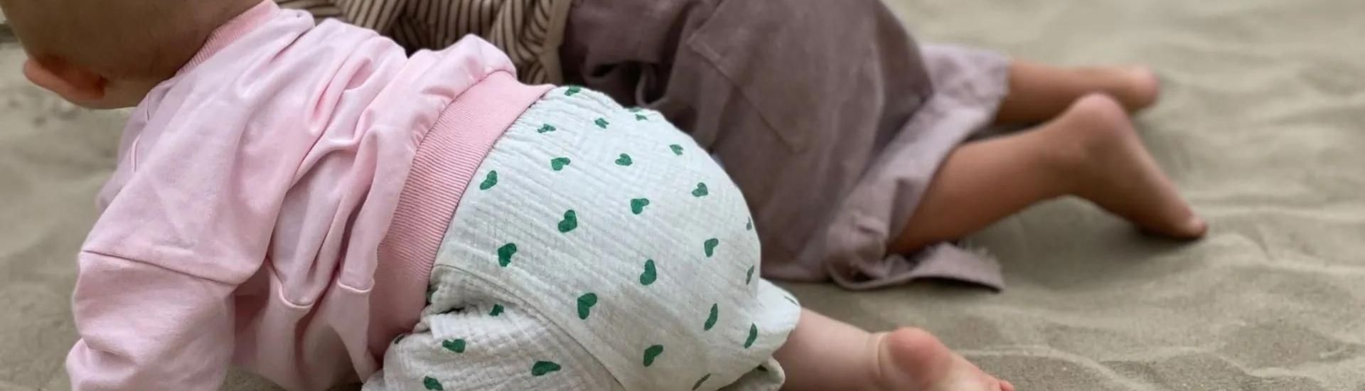 Baby kruipt op strand: dagboek Nele