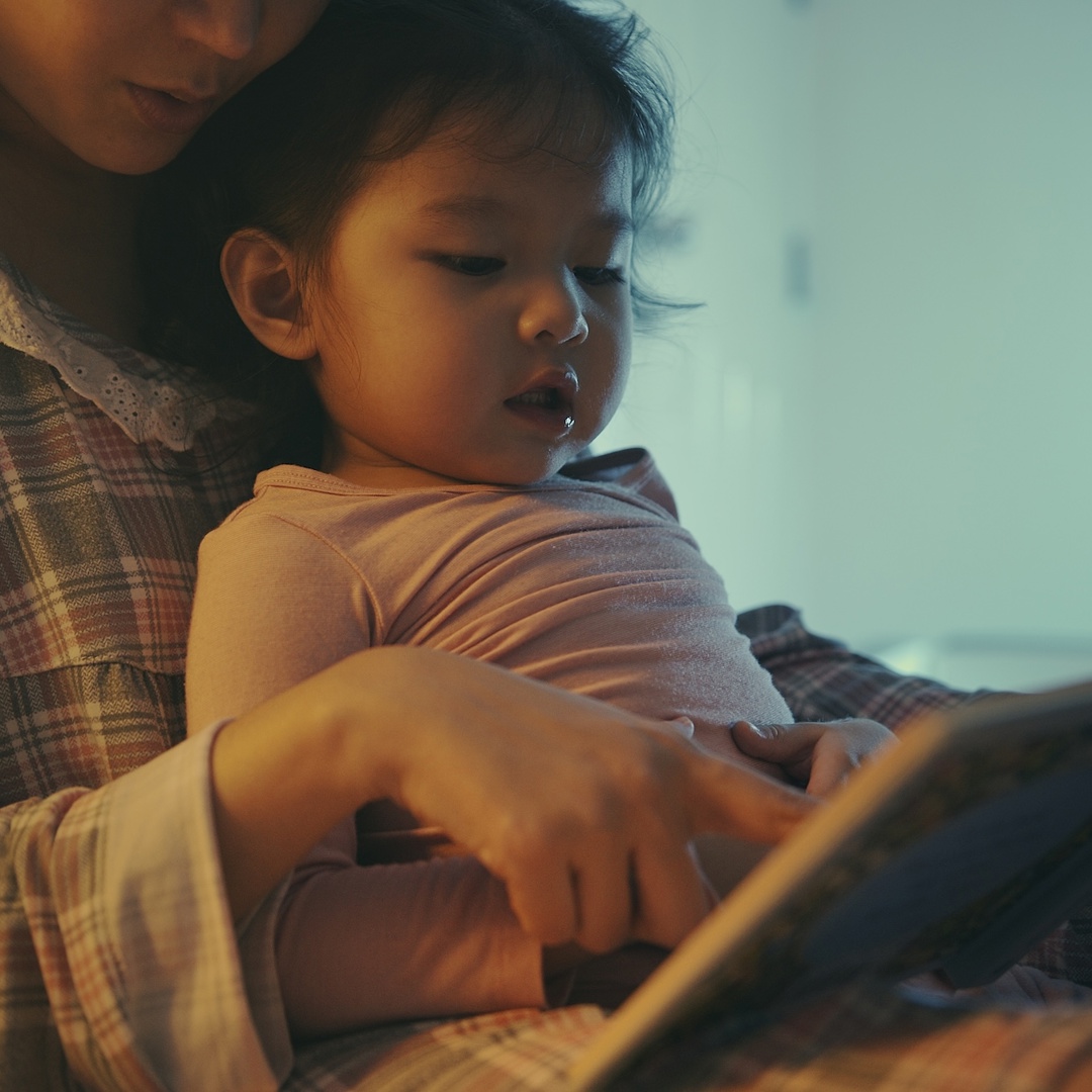 Mama en peuter met boek: voorlezen vanaf de geboorte