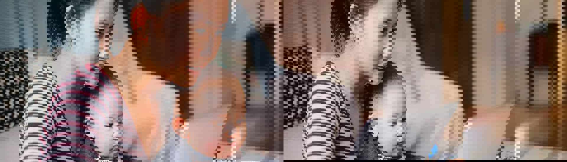 Mama en baby achter computer: over opvoedbijbels van vroeger en nu