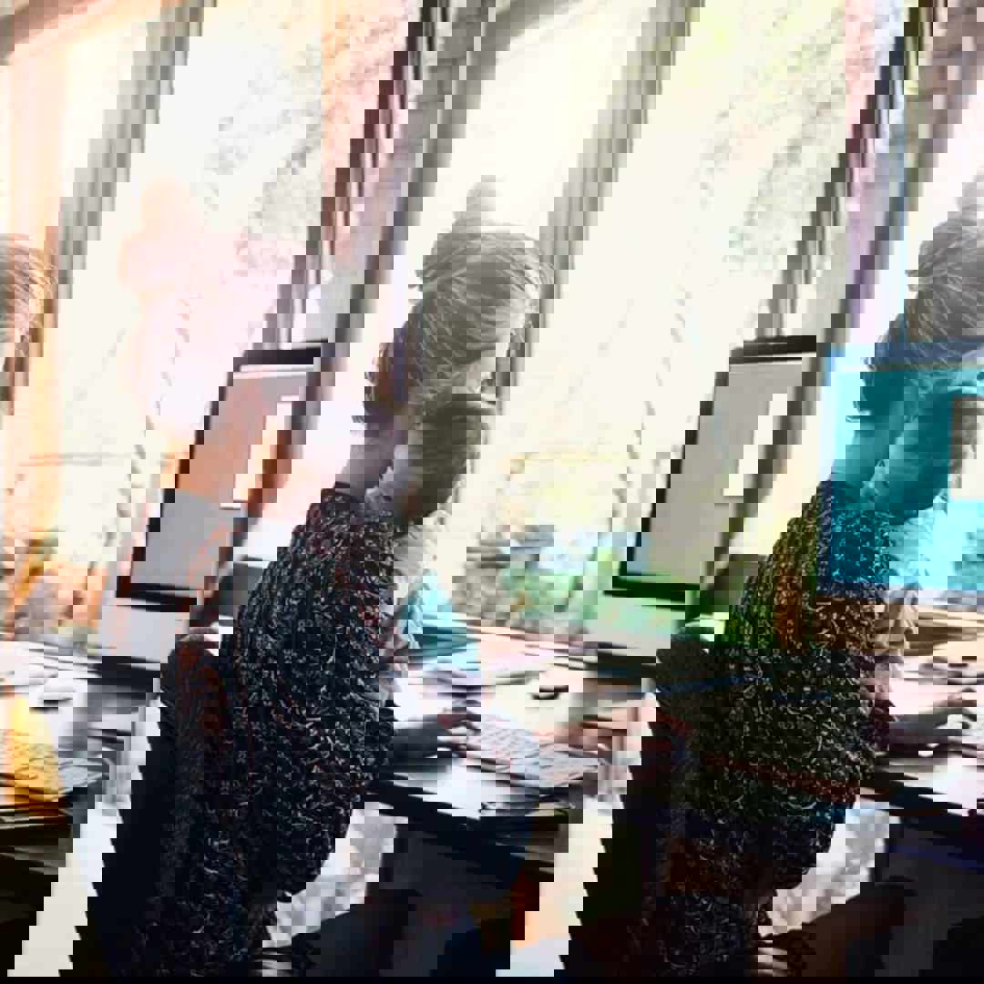 Mama met baby probeert werk en gezin te combineren