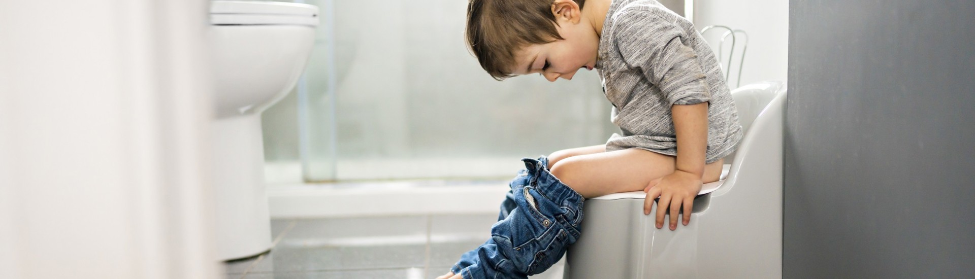 Kleinkind Op Potje Helpen Jongen Badkamer