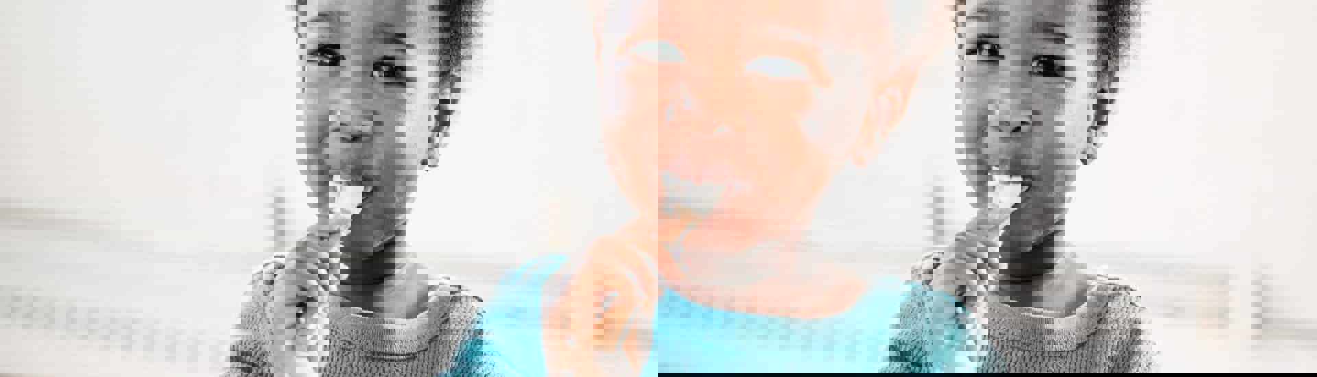 Baby eet mee met het gezin