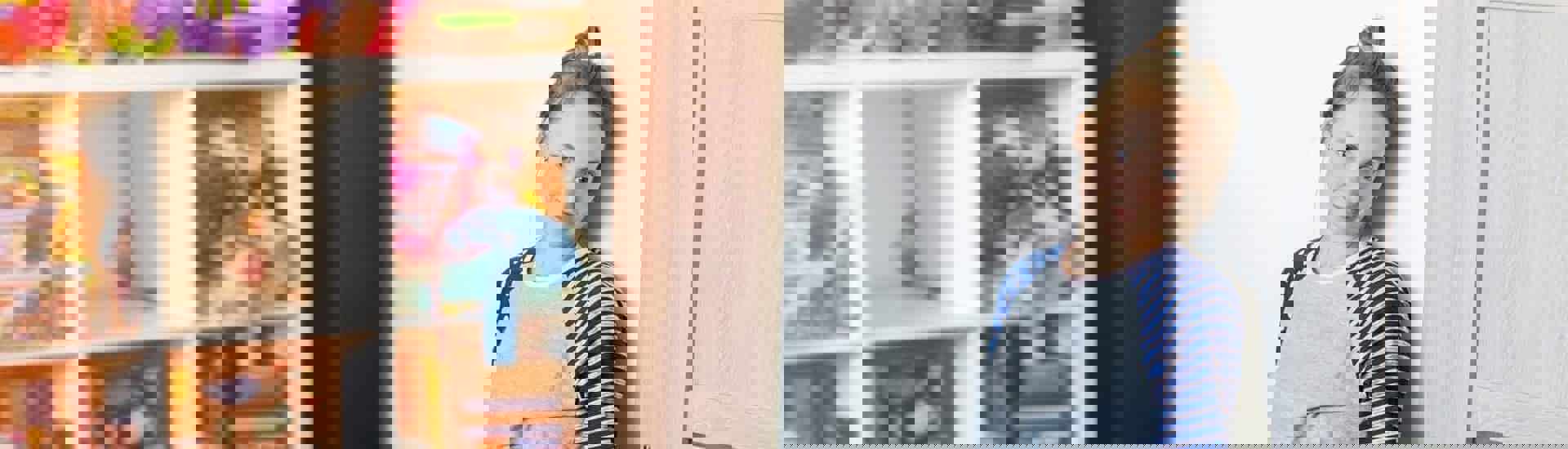 Vermoeide mama kijkt naar spelende baby: zo slaap je meer