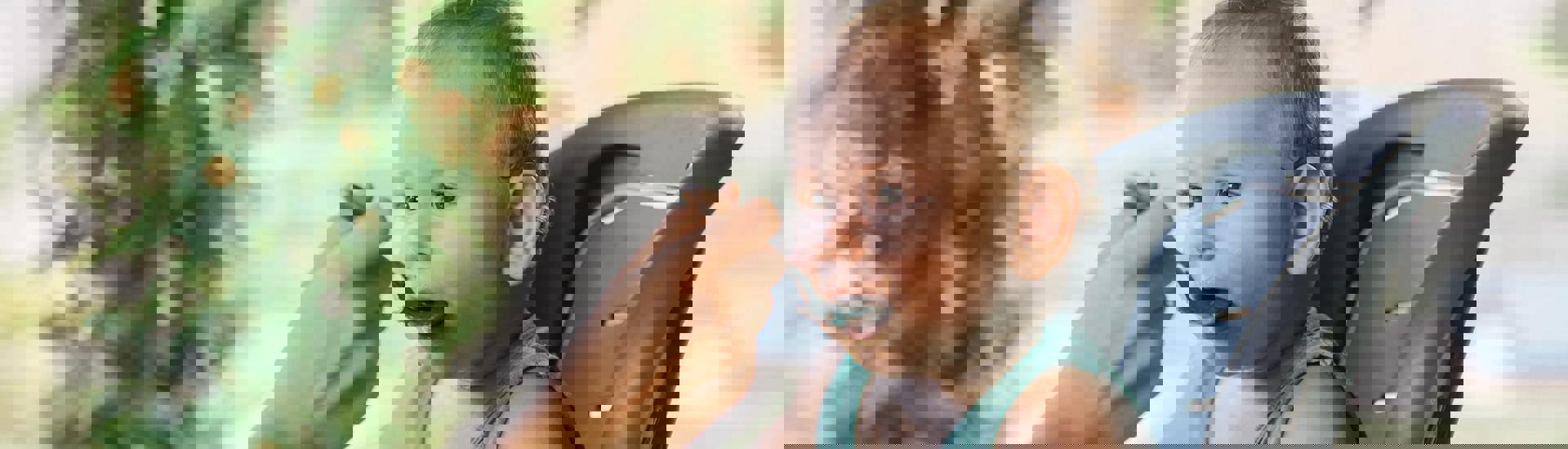 Baby krijgt vaste en gezonde voeding