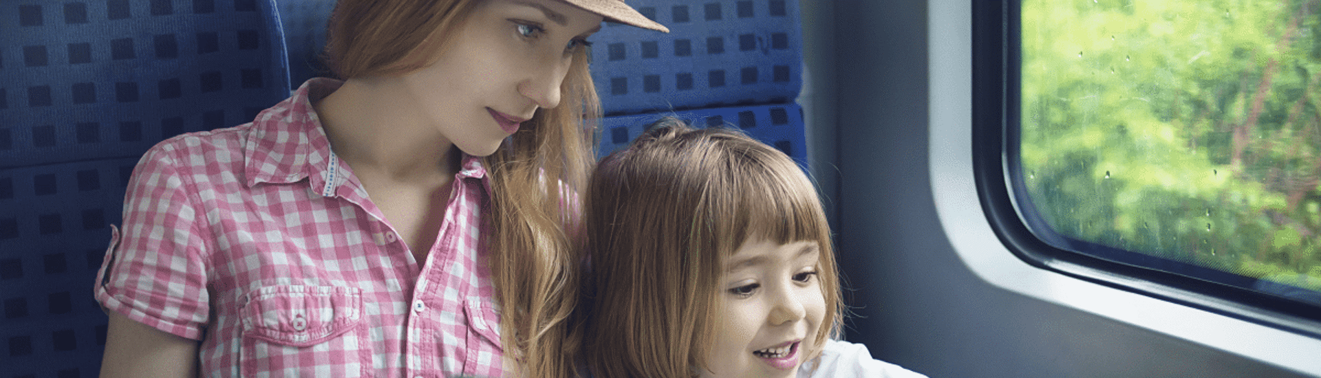 Mama en dochter reizen milieuvriendelijk met de trein