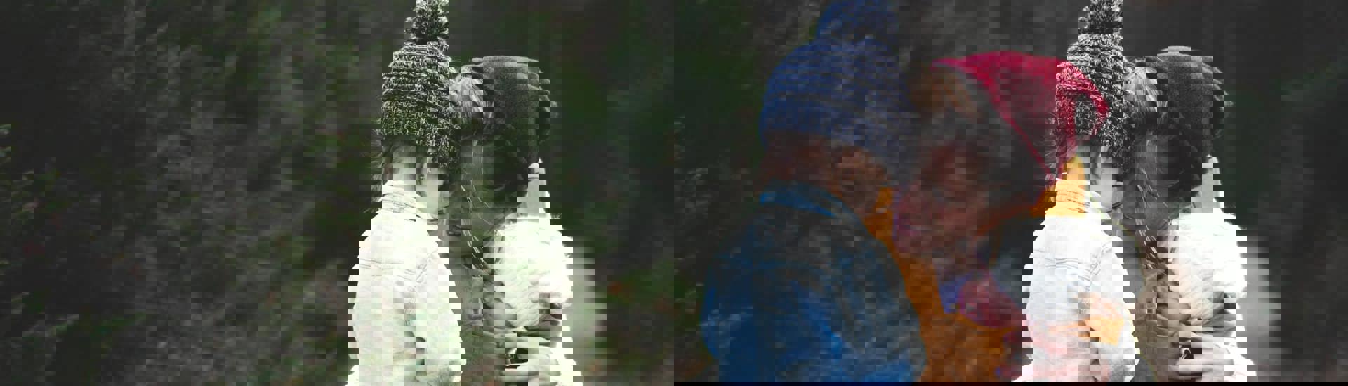 Mama knuffelt kinderen: zo kom je tot verbinding