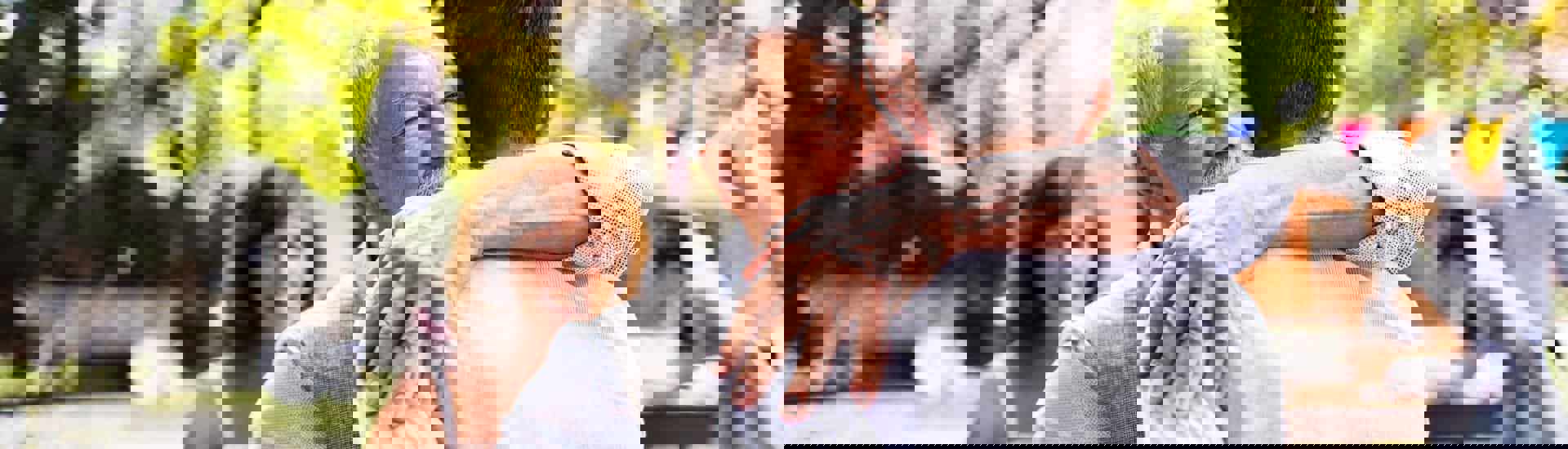 Hilde en Marc knuffelen zoon met gendertransitie