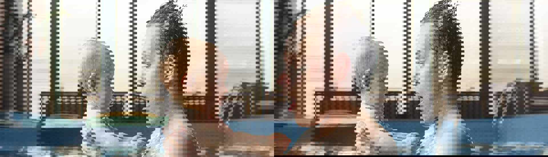 Papa met baby voor de eerste keer in het zwembad: waarop moet je letten?