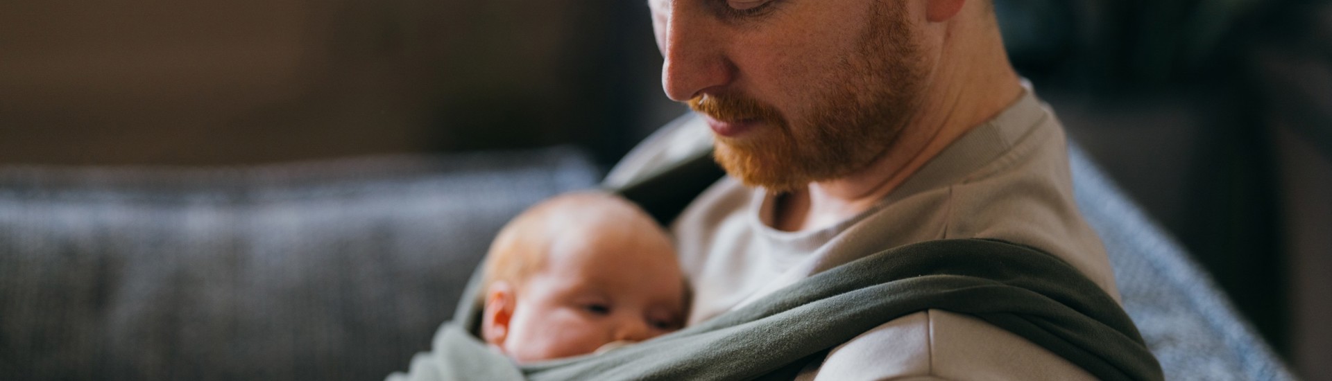 Papa draagt baby in draagdoek - is dat verwennen?